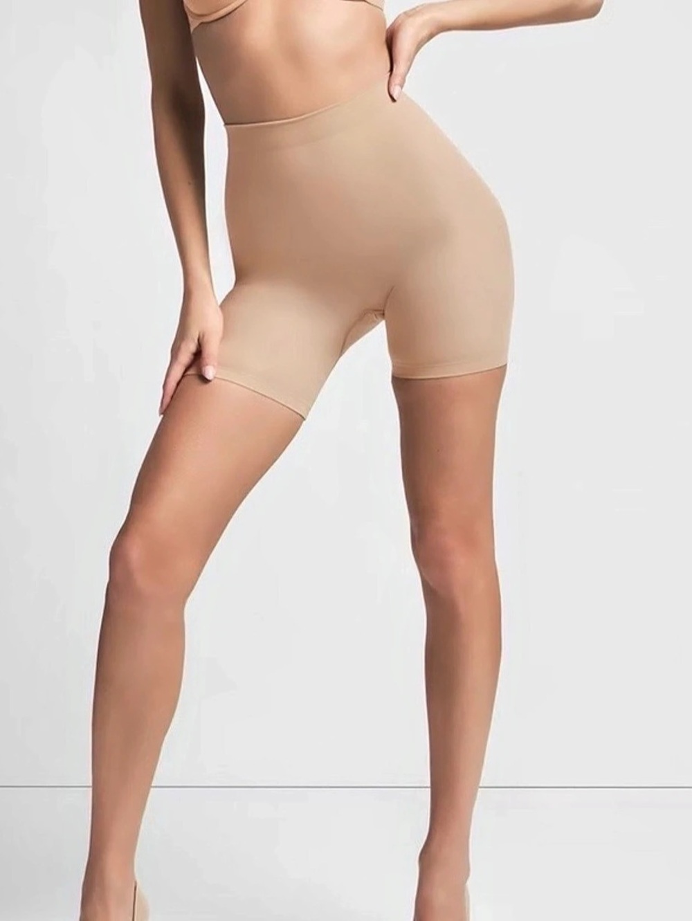 SKIMS Smoothing Seamless Mid-Thigh Sculpting Shorts Small P Sand Shapewear